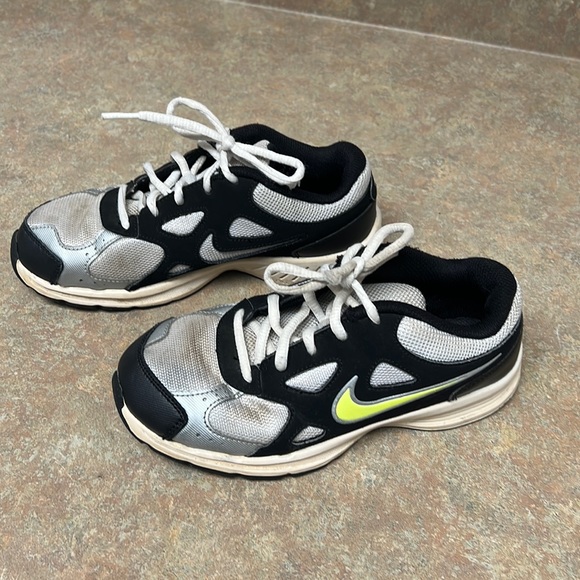 Boys Nike shoes - Picture 1 of 7